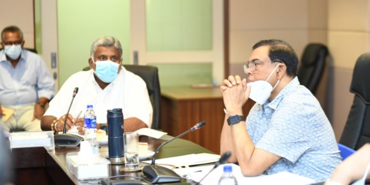 බැසිල් ටුවරිසම්වලට අත තියයි!