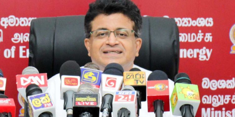 මංගලගේ මිල සූත්‍රය තිබ්බනම් පේට්‍රල් 179 ඩීසල් 134යි..ගලිවර්ලා ටයිසන්ලා ඕනේ නෑ ලිලිපුට් කෙනේක හරි ඇවිල්ලා මිල අඩු කරලා පෙන්නන්න!