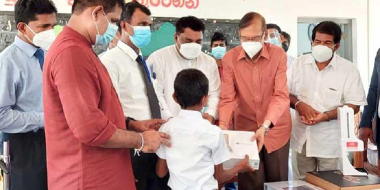 ජී.එල්. ආ උත්සවයේදී ලැප්ටොප් 10ක් දරුවන්ට බෙදා දී ෆොටෝ ගැනීමෙන් පසු 5ක් ආපහු අරන් ගිහින්! ඉතිරි 5 ගුරුවරු ගෙදර ගෙනිහින්!