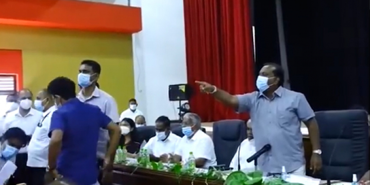 මහින්දානන්ද හා ගොවීන් අතර රැස්වීමේදී උණුසුම් වචන හුවමාරුවක්! ඔයිට වැඩිය හයිය අපිට තියෙනවා! ඉන්නවා නම් ඉන්න බැරි නම් යන්න! (VIDEO)