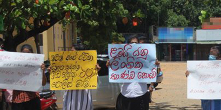හිඟුරක්ගොඩ විදුහල්පති හිමිනමක් දරුවන් අපයෝජනය කරලා! ගුරුවරු-මව්පියෝ පාරට බසිති!