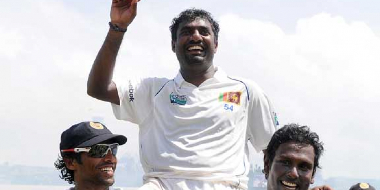 මුරලිව කරේ තියන් ගිය ක්‍රීඩකයකුගෙන් මුරලිට දැඩි ප්‍රහාරයක්!