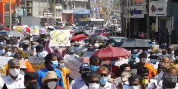 ගාල්ලේ ගුරු විදුහල්පතිවරු ගාල්ලම වට කරති! (VIDEO)