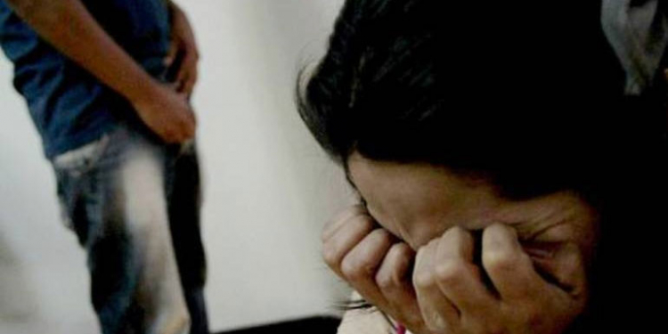 15 හැවිදිරි බාල වයස්කාර දැරිය දූෂණය කරන්න අම්මා අනියම් සැමියාට අනුබල දීලා… දෙන්නම පොලිස් දැලේ…