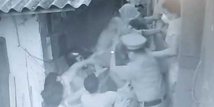 සහස්පුර පොලිසියට ගහපු සිදුවීමේ CCTV දර්ශන මෙන්න… (VIDEO)