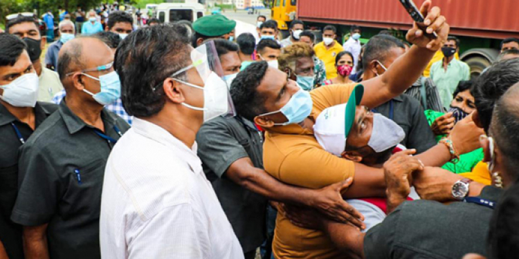 නිදහස් අධ්යාපනය වෙනුවෙන් සජිත් කොළඹ විරෝධතා පා ගමනක! (PHOTOS & VIDEO)