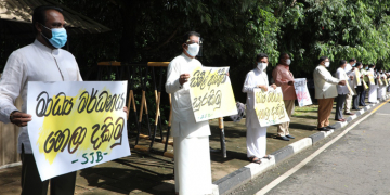 පාර්ලිමේන්තු පිවිසුම ඉදිරිපිට සජබෙ උද්ඝෝෂණයක! (PHOTOS &VIDEO)
