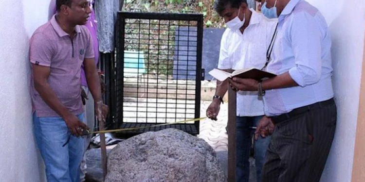 ඩොලර් මිලියන 100ක් වටිනා ලොව විශාලතම නිල් මැණික රත්නපුරේ ළිඳකින් මතුවෙයි!