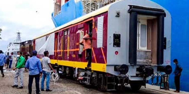 කෝච්චි පෙට්ටිත් කුරහන් පාට වෙයි!