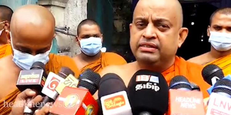 ගවුම් ඇඳන් සිංදු කියන ගායකයකුගේ මඩ වැඩකට එරෙහිව උලපනේ හිමි සීඅයිඩියට යයි! (VIDEO)