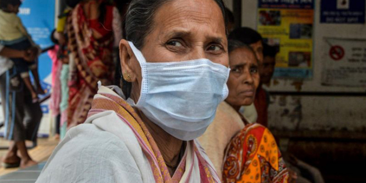 කොරෝනා සුව වූ වයසක අම්මාව බාරගන්න ගෙදරින් බෑ කියයි! යන්න තැනක් නැතිව මව යළි රෝහලටම යයි!