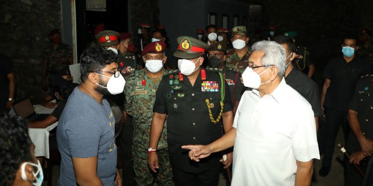 එන්නත් දෙන හැටි බලන්න ජනපති මහ රෑ විහාරමහා දේවියට යයි! (PHOTOS)