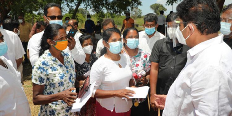 සජිත් දුන්නු ගමකින් මිනිසුන් පන්නන්න හදයි! සජිත් ගමට යයි! සටනට ප්රතිඥා දෙයි! (VIDEO)