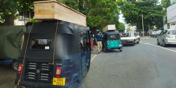 වෝඩ් ප්ලේස් පාරේ රෑට මිනී පෙරහැරක්! මල් ශාලාවල මිනී පෙට්ටිත් ඉවර වෙලා!
