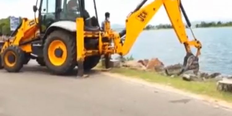 පරාක්‍රම සමුද්‍රයත් ඉවරයි! රළපනාව ඩෝසර් කර ‘ජොගින් ට්‍රැක්’ එකක් හදයි! (VIDEO)