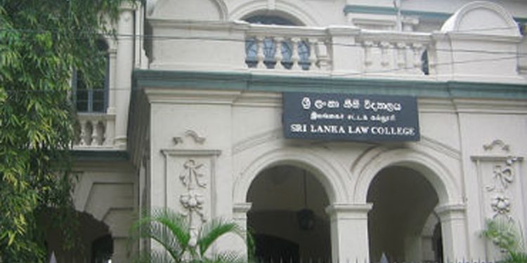 කොරෝනා නීති කඩා අවසන් නීති විභාගයට 1700කට එන්න කියලා!