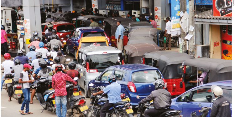 ෂෙඩ් ළග කිලෝමීටර් ගණන් වාහන පෝලිම්!