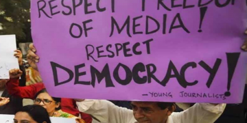 ඉම්රාන්ට එරෙහිව මාධ්‍යවේදීන් පාරට බසී!