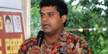 දියවැඩියාවට අහුරු පිටින් බෙහෙත් බොන ගමන් සීනි මිල අඩු කරන්නලු! තරුණයන් දියවැඩියාවෙන් බේරගන්න ඕන! ආණ්ඩුවේ මන්ත්‍රීගෙන් අමුතු තියරියක්! (VIDEO)