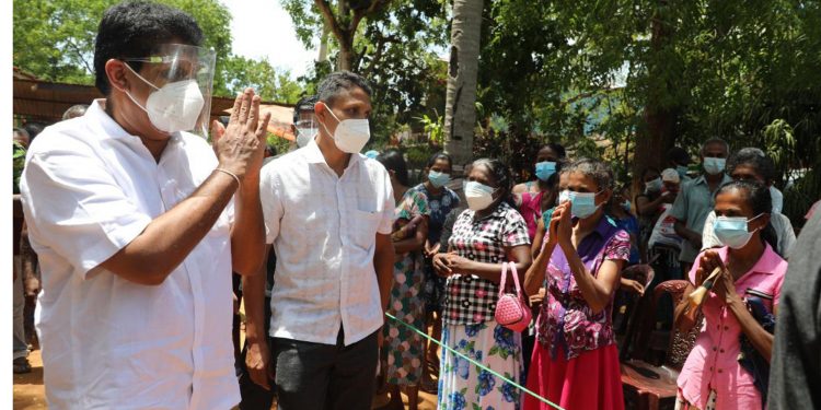 වතුර නැතිව දුක් විඳින ලුණුගම්වෙහෙර මිනිස්සු බලන්න සජිත් ගිහින්! (PHOTOS & VIDEO)