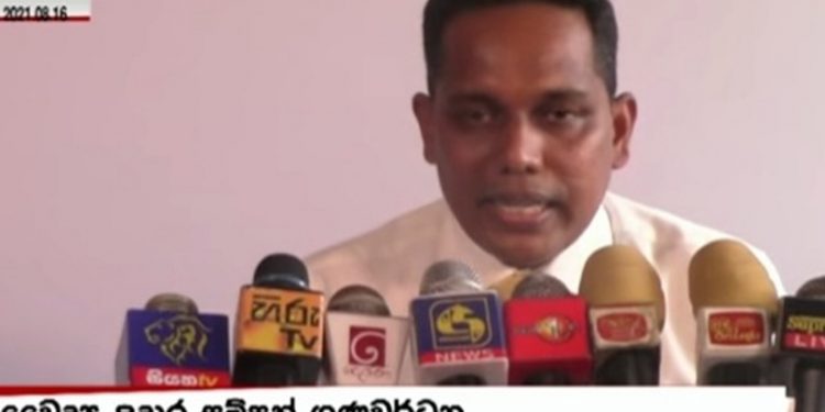 කොරෝනා ගැන ඇත්ත කතා කළ කරාපිටි දොස්තරට අපූරු දඬුුවමක්!
