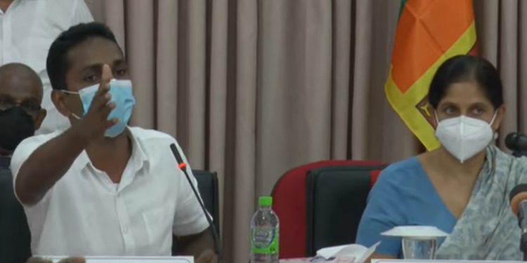 කාබනික පොහොර හැදිල්ල අලි බොරුවක්! ඇමැති ශෂින්ද්ර සිටි රැස්වීමේදී ආණ්ඩුවේම මන්ත්රී පෙන්වා දෙයි! (VIDEO)
