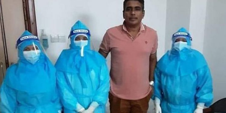අජිත් රෝහණට සනීපයි! ගෙදර යන්න කලින් ගත් ෆොටෝ එක…!