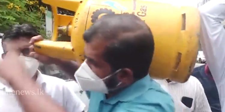 ගෑස් ගන්න අසේල සම්පත් ගෑස් ටැංකියක් කරේ තියන් ටවුම වටේ යයි! (VIDEO)