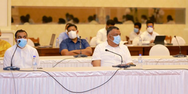 මහින්දයි-බැසිලුයි හමුවී ආණ්ඩුවේ පසුපෙළ කරපු දේ! (PHOTOS)