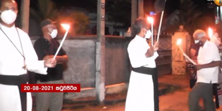 කළු කොඩි විරෝධය මහ රෑ කටුවපිටියෙන් ඇරඹේ! (VIDEO)