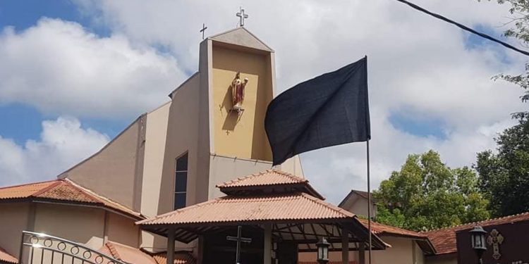 පල්ලිවල කළු කොඩි එසවෙයි! (PHOTOS)