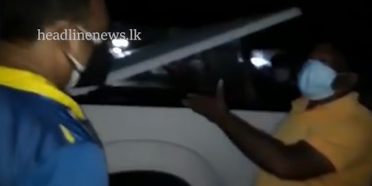 කට්ටියක් කළු කොඩි ගලවයි! පේනකොට කැතයිලු! (VIDEO)