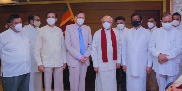 අධ්යාපන ඇමැතිවරු තුන් දෙනෙක් වැඩ බාරගන්න ආවේ කොහොමද?