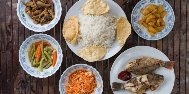 මේ විදිහට කෑවොත් බිව්වොත් කොරෝනාවලින් බේරෙන්න පුලුවන්!