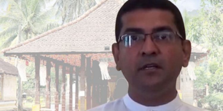 කුඹල් පෙරහැර මැද්දේ නාථ දේවාලයේ බස්නායක නිලමේගේ වාහනයට ඇසිඩ් ගහලා!