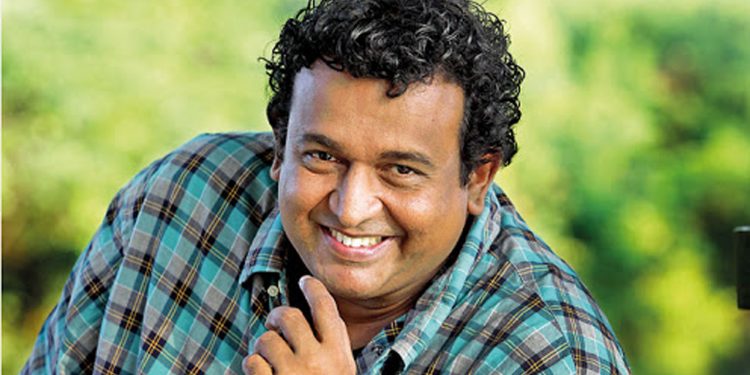 කලාකරුවන්ගේ – පිටරට ඉන්න බොරු ජාතිකවාදීන්ගේ රෙදි ගලවපු කලාකරුවා! (VIDEO)