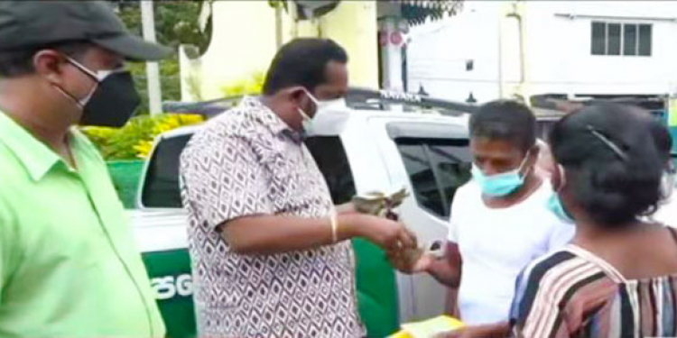කැලණි ව්යාපාරිකයෙක් දහස ගාණේ දුප්පතුන්ට කෝටි දෙකහමාරක් බෙදයි! (VIDEO)