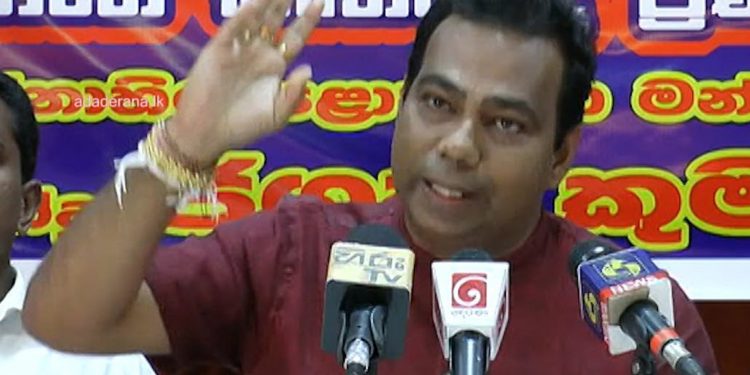 අද අපිට වෙලා තියෙන්නේ මග හිටියොත් තෝ නසී ගෙදර ගියොත් අඹු නසී තත්ත්වයක්! ආණ්ඩුවෙම මන්ත්රී පැහැදිලි කරයි! (VIDEO)