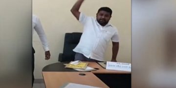 හොරකම් ගැන ප්‍රශ්න කළාම කතරගම සභාපති විපක්ෂ මන්ත්‍රීට කුණුහරුප කියා පහර දෙයි! (VIDEO)
