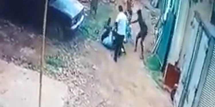 කෝට්ටේ නගරාධිපතිට මැහුම් 13ක් දාගන්න ගහපු ගැහිල්ලේ වීඩියෝව එළියට එයි! (VIDEO)