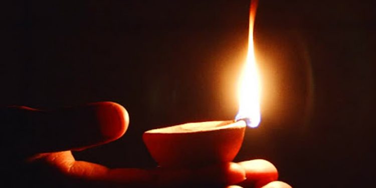 මියගියවුන්-ආසාදිතයන් සිහිකර සිකුරාදා සවස 6.06ට හැම ගෙයකම පහනක් දල්වමු! සජබෙන් විශේෂ ප්රාර්ථනා පූජාවක්! (VIDEO)
