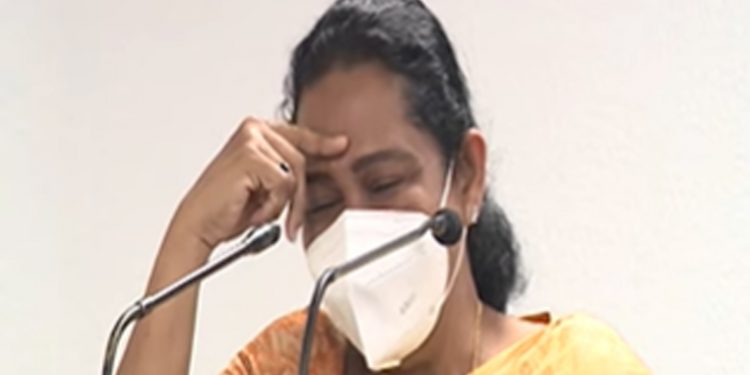 ‘රජතුමා එක්ක ගියා නම් මමයි බිලිපූජාවට යන්නේ!  හැමදේම වෙන්නේ හොඳට!’ සෞඛ්‍ය අමාත්‍යංශය ගැලවුණු පවිත්‍රා ප්‍රසිද්ධියේ කියයි! (VIDEO)