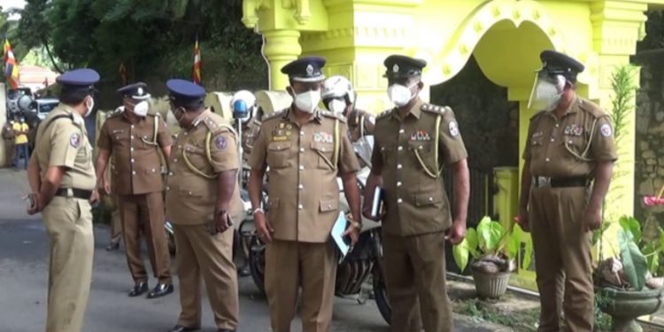 පාස්කු වාර්තාවේ නම කියවුණු පොලිස් ලොක්කෝ රස්සාවයි ජීවිතයි බේරා දෙන්න කියා දළදා වහන්සේට කන්නලව් කරති! (VIDEO)