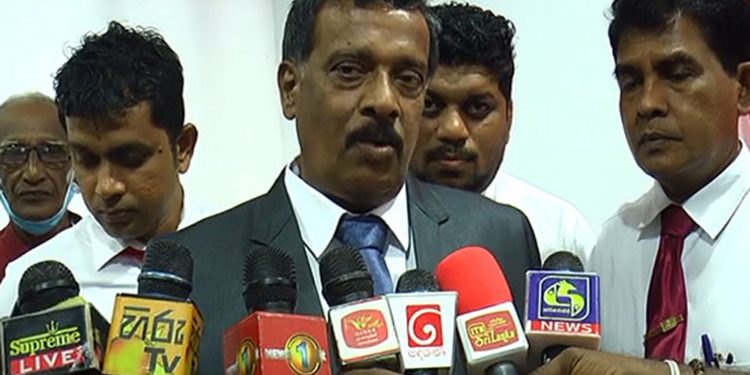 කෝට්ටේ පොහොට්ටු නගරාධිපතිට මහපාරෙදි මැහුම් 13ක් දාගන්න ගහලා!