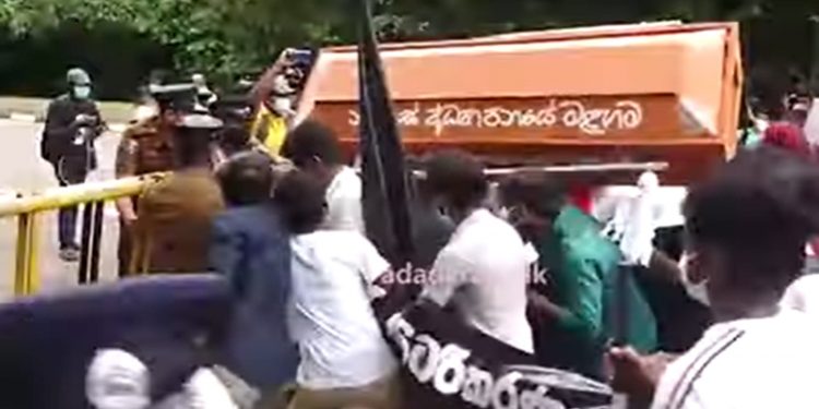 අන්තරේ මිනීපෙට්ටි උස්සන් එයි! පාර්ලිමේන්තු වටරවුම උණුසුම්! (VIDEO)
