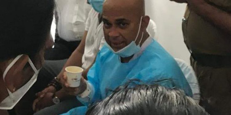 මිනී මරලා නෑ! හොරකම් කරලා නෑ! මළගෙදර ආවම නෙස්කැෆේ බොන්න චුට්ටකට මාංචු කූට්ටම ගැලෙව්වෙත් නෑ! රන්ජන්ගේ ෆොටෝ එක බුකිය හොල්ලයි!
