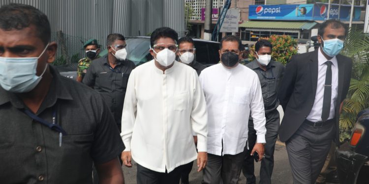 සජිත් උදේ පාන්දරම තලංගම පොලිසියට ගියේ ඇයි? (PHOTOS & VIDEO)
