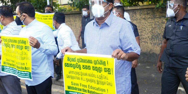 කොතලාවල පනතට එරෙහිව සජිත් සජබෙ සමග පාරට බසී! (PHOTOS & VIDEO)