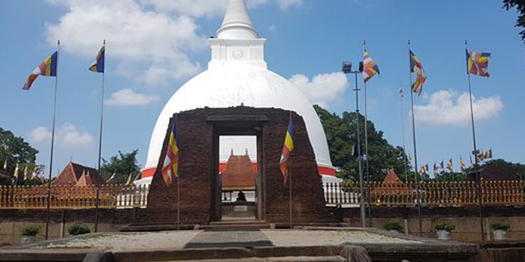 40ක කණ්ඩායමක් සේරුවාවිල පන්සල බලෙන් අල්ලයි! කොටපොළ අමරකිත්ති හිමි පොලිස්පතිට පැමිණිලි කරයි!