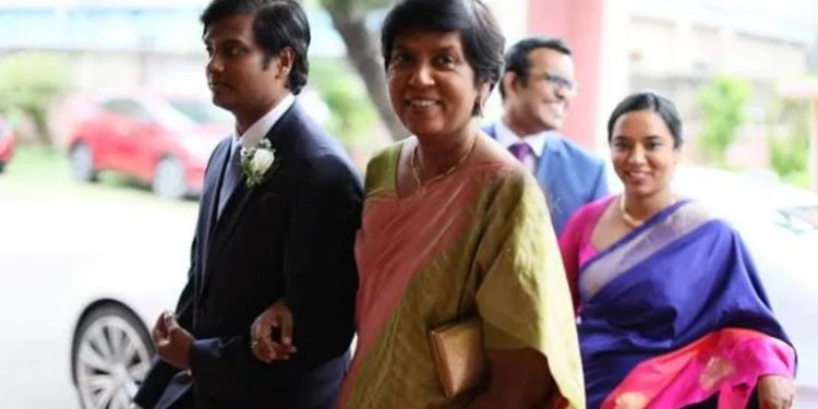 පිස්සු කෙළින දේශපාලන සංහතියටම පාඩමක් උගන්වපු යකඩ ගැහැනිය!